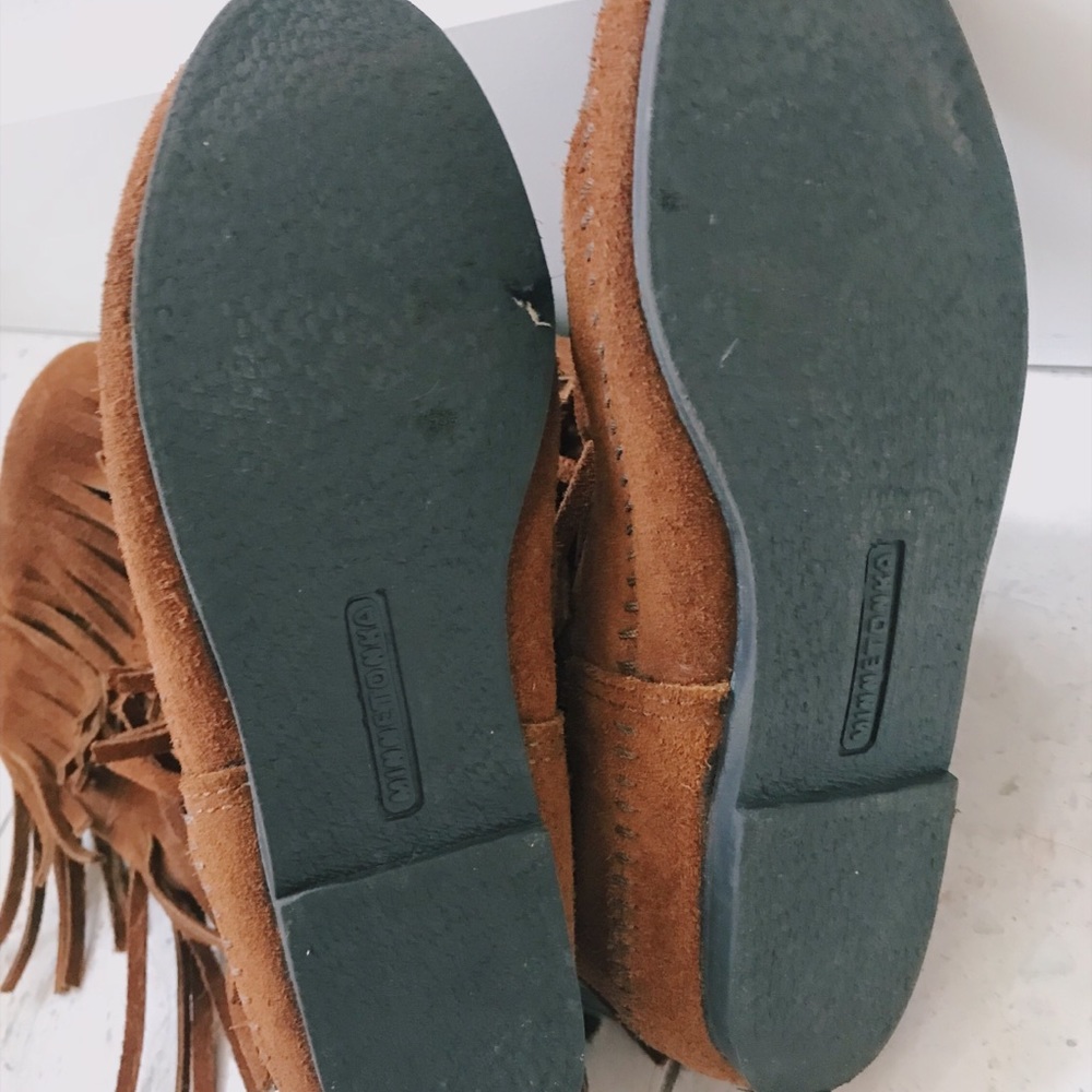 Brand New Minnetonka Fringe Boots Sz 6 - Picture 4 of 5
